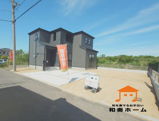 リーブルガーデン高松市円座町第九◇みらいエコ住宅2026事業補助金対象の長期優良住宅の前面道路含む現地写真|１号棟外観
内覧可能です！一目で分かる存在感のある黒い外壁のお家です。
長く雰囲気が変わりにくく、重厚感を保ちやすいメリットもあります(^^♪