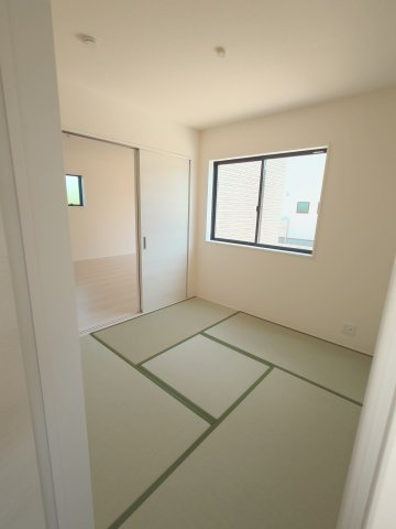リーブルガーデン高松市円座町第九◇みらいエコ住宅2026事業補助金対象の長期優良住宅の和室|１号棟和室
自由自在に使える汎用性のある和室４.５畳が魅力的なお家です。
床が柔らかいのでそのまま昼寝をしたり、こたつを置いて居間として使ったり布団を敷いて寝室として使用することも可能です。