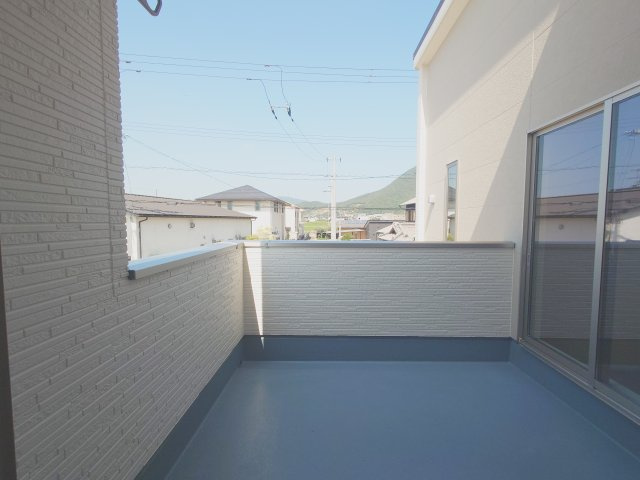 リーブルガーデン高松市国分寺町国分第一◇2026年度補助金対象の長期優良住宅です！のバルコニー|バルコニー
屋根付きで天候の影響を受けにくく、リビングの延長として多目的に使え、外からの視線を遮りつつ子どもやペットも安心して過ごせる半屋外空間をつくれる便利なインナーバルコニー付きです。
