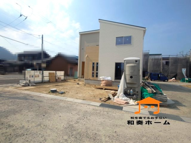 リーブルガーデン高松市国分寺町国分第一◇2026年度補助金対象の長期優良住宅です！の外観|前面道路が広いので、ファミリーカーのような大きな車でも車庫入れも余裕を持ってできるのが魅力的なお家です。