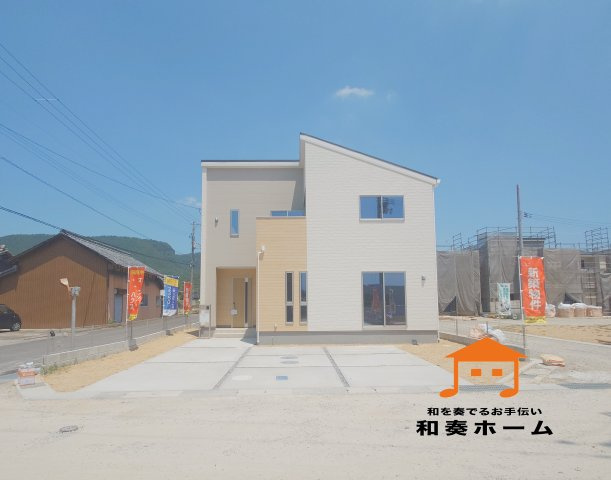 リーブルガーデン高松市国分寺町国分第一◇2026年度補助金対象の長期優良住宅です！の外観|前面道路が広いので、ファミリーカーのような大きな車でも車庫入れも余裕を持ってできるのが魅力的なお家です。