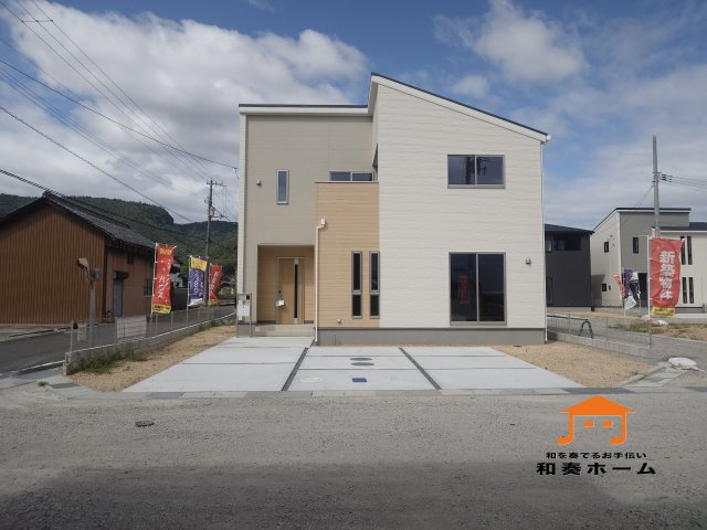 リーブルガーデン高松市国分寺町国分第一◇人気のオプションセットプレゼント実施中です！の前面道路含む現地写真|前面道路が広いので、ファミリーカーのような大きな車でも車庫入れも余裕を持ってできるのが魅力的なお家です。