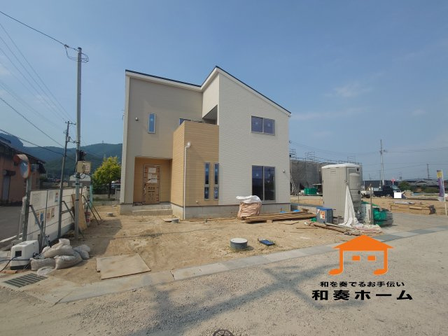 リーブルガーデン高松市国分寺町国分第一◇2026年度補助金対象の長期優良住宅です！の前面道路含む現地写真|１号棟外観
日当たりの確保がしやすい南道路のお家です。
広い敷地にゆったりとした配置で住宅が建てられ、日照や通風にも十分に配慮されています。