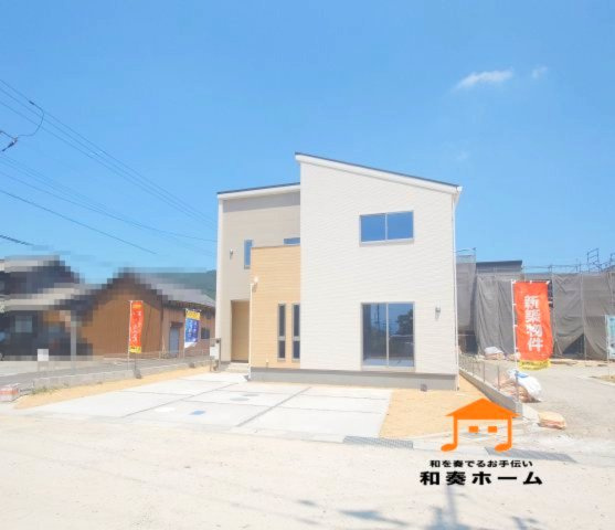 リーブルガーデン高松市国分寺町国分第一◇2026年度補助金対象の長期優良住宅です！の前面道路含む現地写真|１号棟外観
日当たりの確保がしやすい南道路のお家です。
広い敷地にゆったりとした配置で住宅が建てられ、日照や通風にも十分に配慮されています。