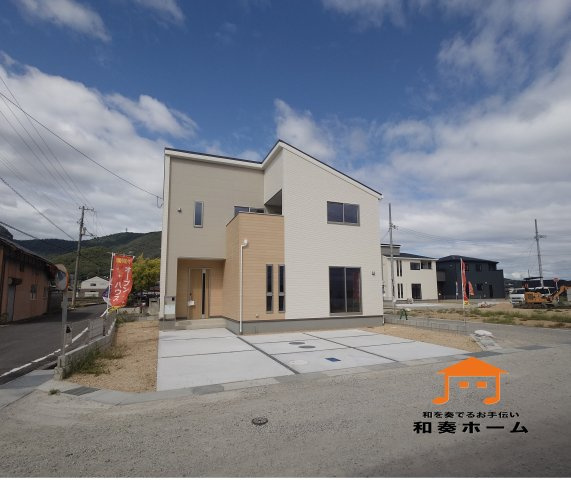 リーブルガーデン高松市国分寺町国分第一◇人気のオプションセットプレゼント実施中です！の前面道路含む現地写真|１号棟外観
日当たりの確保がしやすい南道路のお家です。
広い敷地にゆったりとした配置で住宅が建てられ、日照や通風にも十分に配慮されています。