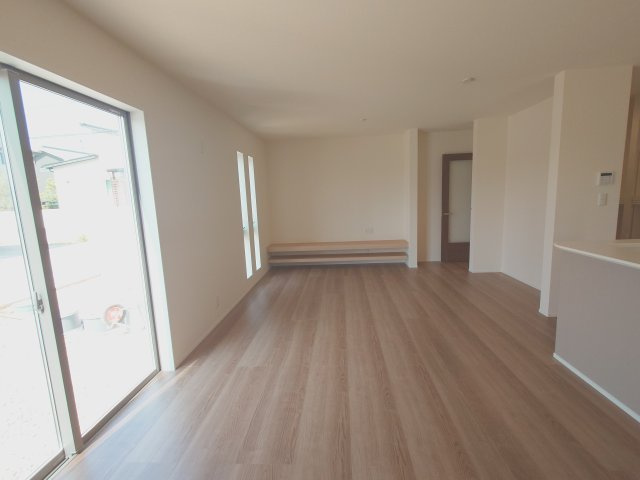 リーブルガーデン高松市国分寺町国分第一◇2026年度補助金対象の長期優良住宅です！の居間・リビング|リビング
1８.５帖の広いリビングはリビングは家族が一番長く一緒にいる場所なので、広さがあるとソファ、ダイニング、子どもの遊びスペースなどを無理なく置けて、互いに邪魔になりにくいです。
