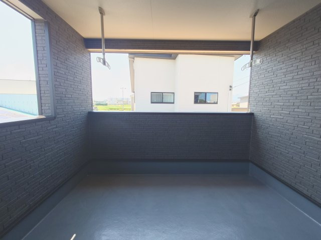 クレイドルガーデン丸亀市今津町第４　１号棟のバルコニー|バルコニー
天候を気にせず室内干しと外干しの中間のように使えるので、共働き世帯などに便利なスペースとしても利用できる便利なインナーバルコニー付きのお家です。