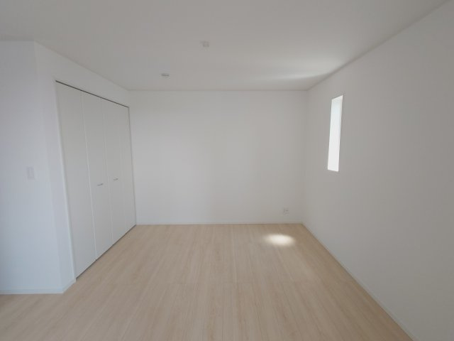 クレイドルガーデン丸亀市今津町第４　１号棟の洋室|２階主寝
広い寝室は、ゆったりとくつろげる空間を確保できます。 ベッドの両側にナイトテーブルやチェストを配置するなど、自由にレイアウトが可能です。