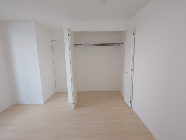 クレイドルガーデン丸亀市今津町第４　１号棟の収納|２階洋室
内部には収納棚などが設置されていて収納力が豊富で、衣類以外の大きなものも収納できます(^^♪