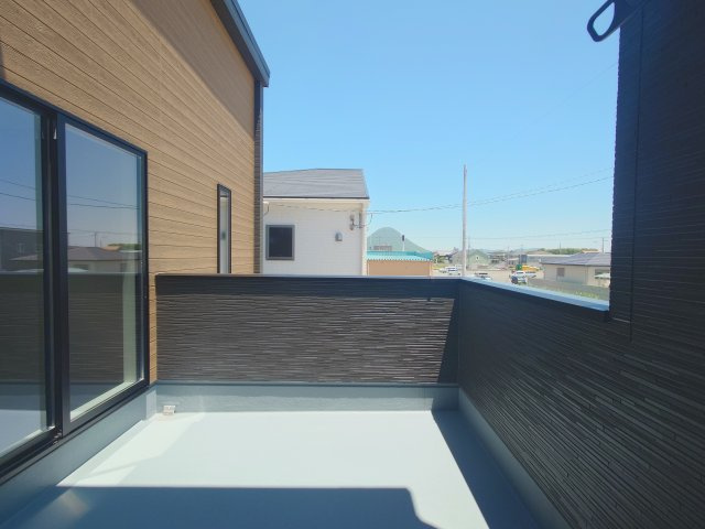 リーブルガーデン高松市川西町南◇みらいエコ住宅2026補助金対象の長期優良住宅です！のバルコニー|バルコニー
インナーバルコニーは屋根があるため、小雨程度であれば洗濯物が濡れる心配がありません。
強い日差しも遮るため、夏でも屋外活動がしやすくなります。