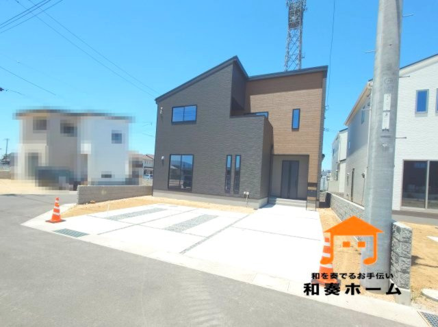 リーブルガーデン高松市川西町南◇みらいエコ住宅2026補助金対象の長期優良住宅です！の前面道路含む現地写真|前面道路が広いので、大きな車でも車庫入れも余裕を持ってできるのが魅力的なお家です。