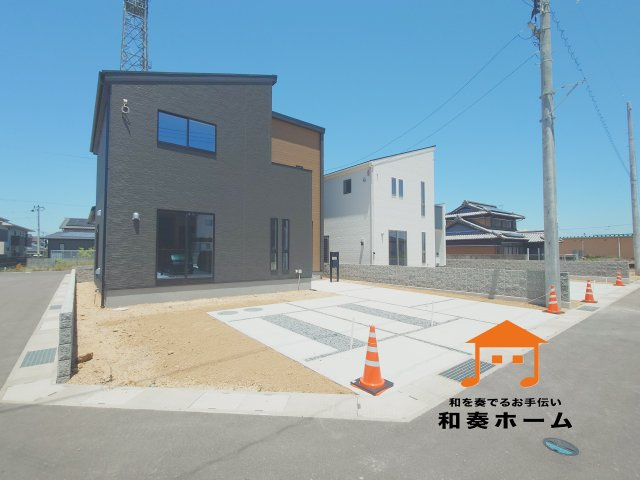 リーブルガーデン丸亀市三条町第三◇みらいエコ住宅2026補助金対象の長期優良住宅です！の外観|１号棟外観
黒い外壁はどのような色・テイストにも合わせやすいうえ、黒っぽい汚れが目立ちにくい点も魅力です。
黒い外観の家は、時間帯ごとに違う表情を見せる素敵なお家です(^^♪