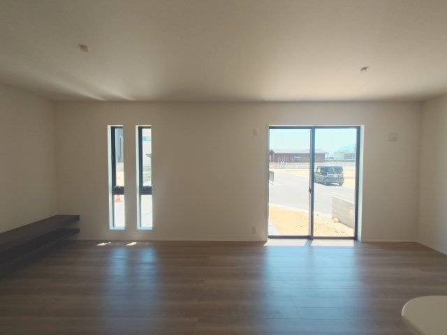 リーブルガーデン高松市川西町南◇みらいエコ住宅2026補助金対象の長期優良住宅です！の居間・リビング|リビング
ライフステージが変わっても、家具配置を変えることで使い方を柔軟に変えられる18帖の横長リビングはソファやダイニングで過ごしている家族の様子が見えやすいので小さいお子様にも安心です。