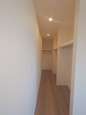 リーブルガーデン高松市川西町南◇みらいエコ住宅2026補助金対象の長期優良住宅です！の収納|ウォークインクローゼット
衣類や日用品を一か所に大量収納でき、身支度や家事の動線が短くなり、部屋をすっきり見せられる便利なウォークインクロゼットです。