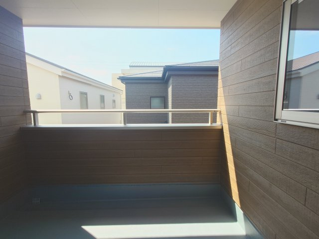 リーブルガーデン高松市川西町南◇2026年度補助金対象の長期優良住宅です！のバルコニー|雨や強い日差しを避けつつ洗濯物を干せる便利なインナーバルコニー付きです。折りたたみチェアやアウトドアテーブルを置いて“おうちキャンプ”も可能です(^^♪