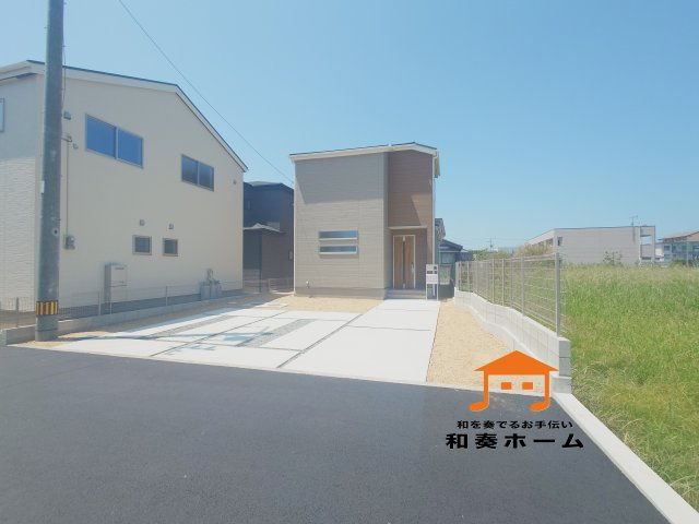 リーブルガーデン丸亀市川西町南◇2026年度補助金対象の長期優良住宅です！の前面道路含む現地写真|前面道路が広いので、大きな車でも車庫入れも余裕を持ってできるのが魅力的なお家です。