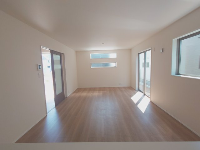 リーブルガーデン高松市川西町南◇2026年度補助金対象の長期優良住宅です！の居間・リビング|リビング
家族が一つの空間で別々のことをしながら過ごせる開放感と、ライフスタイルの変化に合わせて柔軟に使える広いリビングが魅力的なお家です。仕事・勉強・遊び・くつろぎなど多目的に使えます。