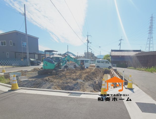 ◇高松市国分寺町新居オール電化住宅⑩◇食洗器や網戸等が設置されているオール電化住宅！の前面道路含む現地写真|⑩号棟
車中心生活を支える駐車場スペースは３台以上で、家族それぞれの行動範囲がグッと広がります。