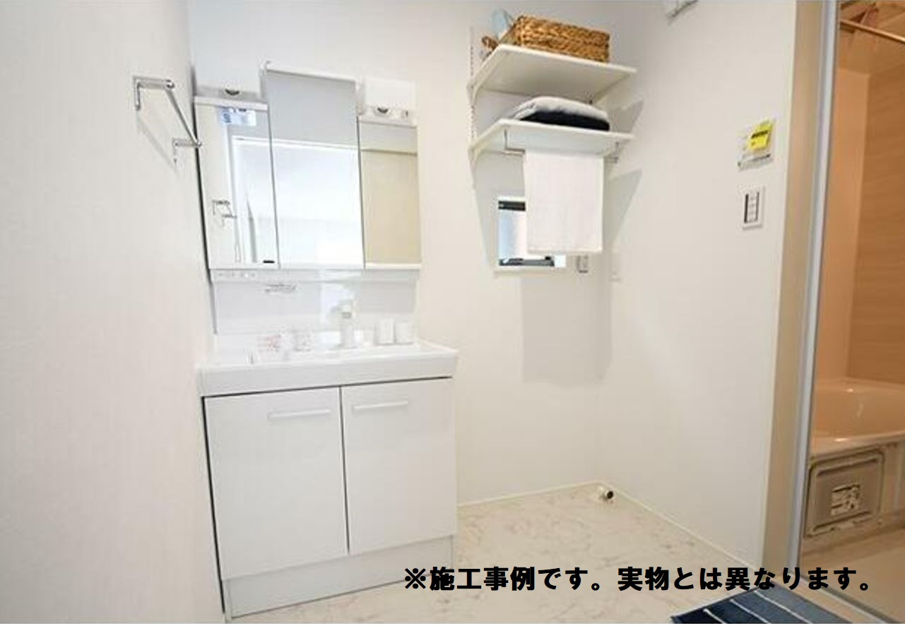 高松市室新町オール電化住宅①食洗器や網戸等が設置されているオール電化住宅！の洗面所|洗面所完成予想図
衣類やタオル、化粧品、日用品のストックなどを置ける棚が設置されていて便利です。