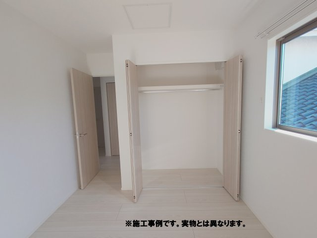 高松市室新町オール電化住宅①食洗器や網戸等が設置されているオール電化住宅！の寝室|２階主寝室
旅行バッグ等も収納でき寝室をスッキリと片付けることが可能な大容量収納クローゼット付きです