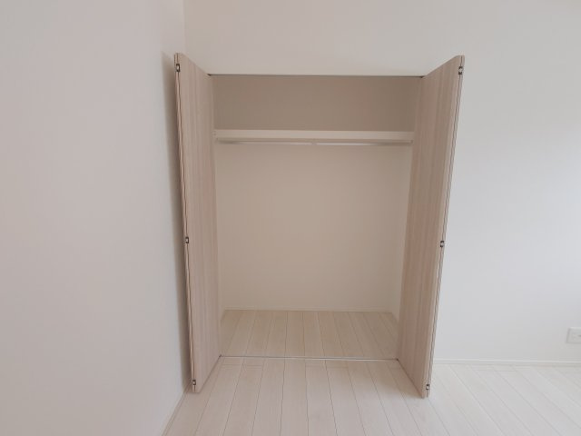 ◇高松市六条町オール電化住宅➃◇ガレージ付き平屋建てのオール電化住宅です！の収納|洋室
各居室にクローゼットがあると、その部屋で使う物をその場でしまえるので散らかりにくくなります。部屋の用途を変える時も、クローゼット付きだと寝室、子ども部屋、ワークスペースなどに転用しやすいです。
