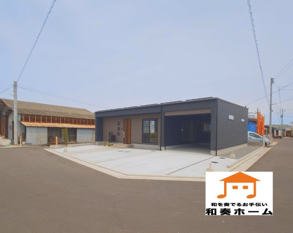 ◇高松市六条町オール電化住宅➃◇ガレージ付き平屋建てのオール電化住宅です！の前面道路含む現地写真|前面道路が広いのでファミリーカーのような大きな車でも運転しやすく、車庫入れも余裕を持ってできるのが魅力的なお家です。