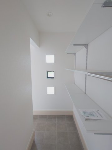 ◇高松市六条町オール電化住宅➃◇ガレージ付き平屋建てのオール電化住宅です！の玄関|シューズインクローゼット
外に持ち出す物を1か所にまとめて収納できるので、外出の準備が楽になり時間に余裕が生まれます。玄関が整理整頓できるので気持ちよく過ごすことができ、日々の暮らしが快適になります。