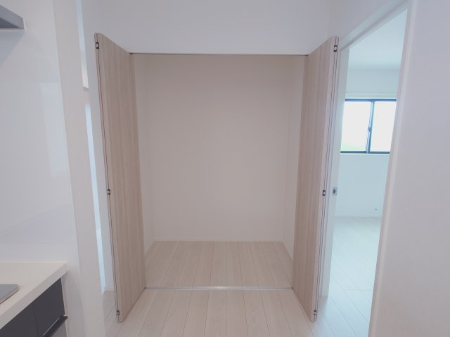 ◇高松市六条町オール電化住宅➃◇ガレージ付き平屋建てのオール電化住宅です！の収納|キッチンパントリー
非常食や水、トイレットペーパーなどもまとめて置けるので、防災用の備蓄場所としても活用しやすい便利なキッチンパントリー設置されいます！
