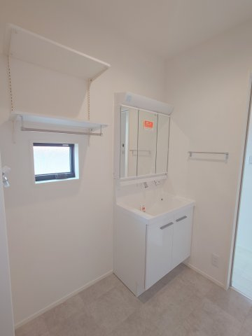 ◇高松市六条町オール電化住宅➃◇ガレージ付き平屋建てのオール電化住宅です！の洗面所|洗面所
衣類やタオル、化粧品、日用品、消耗品のストックなどを置ける棚が設置されていて便利です。洗面所が広いのでお子様と一緒にお風呂に入っても、服を脱がせたり着せたりと窮屈ではありません。