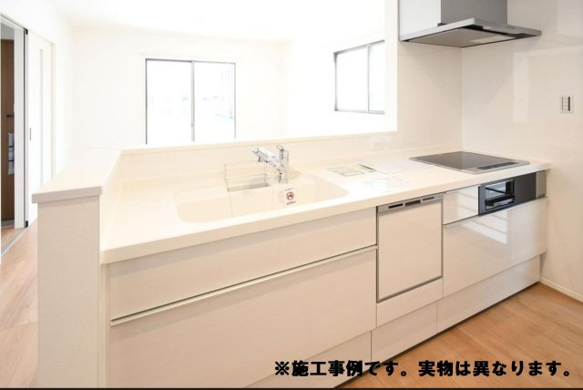 ◇高松市屋島西町オール電化住宅⑤◇初期費用が抑えられるオール電化住宅です(^^♪のキッチン|キッチン完成予想図
リビングのテレビを付けて好きな番組を見たり、くつろぐ家族と会話を楽しんだりしながらの調理が可能な人気の対面式キッチンです。