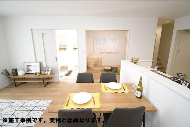 ◇高松市成合町オール電化住宅⑥◇初期費用が抑えられるオール電化住宅です(^^♪の居間・リビング|リビング完成予想図
キッチンからダイニング、リビングまでが一直線になるので、配膳や後片付け、洗濯物をたたむ場所などの家事動線を一本にまとめやすい間取りです。