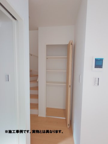 ◇高松市成合町オール電化住宅⑥◇初期費用が抑えられるオール電化住宅です(^^♪の収納|キッチンパントリー完成予想図
キッチン横には食材や調理器具などをたっぷり収納できる便利なキッチンパントリーが設置されています。
キッチンがすっきり片付くだけでなく、家事効率もアップしますよ。