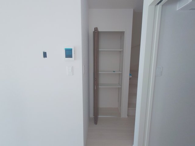 ◇高松市成合町オール電化住宅⑥◇初期費用が抑えられるオール電化住宅です(^^♪の収納|キッチンパントリー完成予想図
キッチン横には食材や調理器具などをたっぷり収納できる便利なキッチンパントリーが設置されています。
キッチンがすっきり片付くだけでなく、家事効率もアップしますよ。