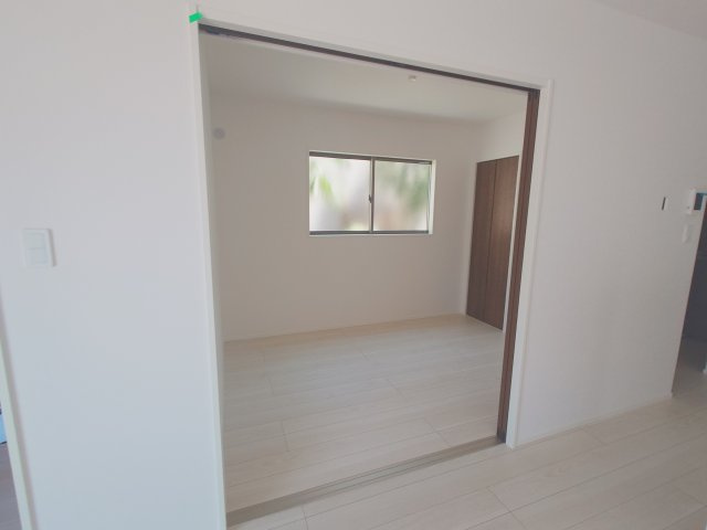 ◇高松市成合町オール電化住宅⑥◇初期費用が抑えられるオール電化住宅です(^^♪の洋室|１階洋室完成予想図
１階洋室は子供部屋やリモートワーク等の生活スタイルに柔軟に対応できます。
1階に洋室を設けることで、生活動線や家事動線が短くなり、子育てや老後の生活がしやすくなります。