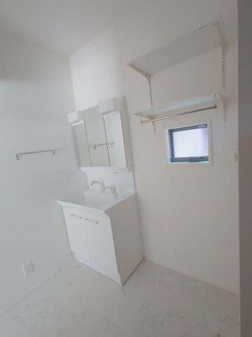 ◇高松市成合町オール電化住宅⑥◇初期費用が抑えられるオール電化住宅です(^^♪の洗面所|洗面所完成予想図
タオルや着替えをスムーズに取り出せたり日用品のストックを確保しやすくできる収納棚が設置されています。
洗面所が広いのでお子様と一緒にお風呂に入っても服を脱がせたり着せたりと窮屈ではあ
