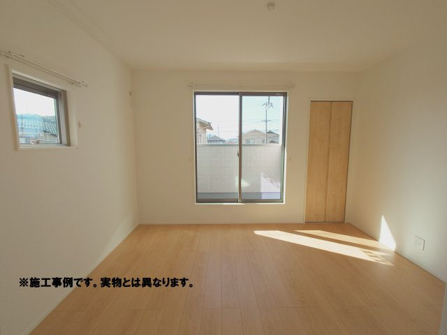 ◇高松市成合町オール電化住宅⑥◇初期費用が抑えられるオール電化住宅です(^^♪の洋室|２階主寝室
寝具や旅行バッグなど大きなものも収納でき、お家をスッキリと片付けることが可能な大容量収納クローゼット付きです。