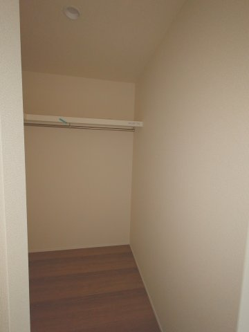 リーブルガーデン高松市三条町第二◇2026年度補助金７５万円対象の長期優良住宅です！の収納|物を「まとめて」「見える形で」収納できて、生活動線が楽になる便利なウォークインクロゼットは衣類やバッグ、季節物まで一か所に集約しやすく、片付けや着替えの動きがシンプルになります。