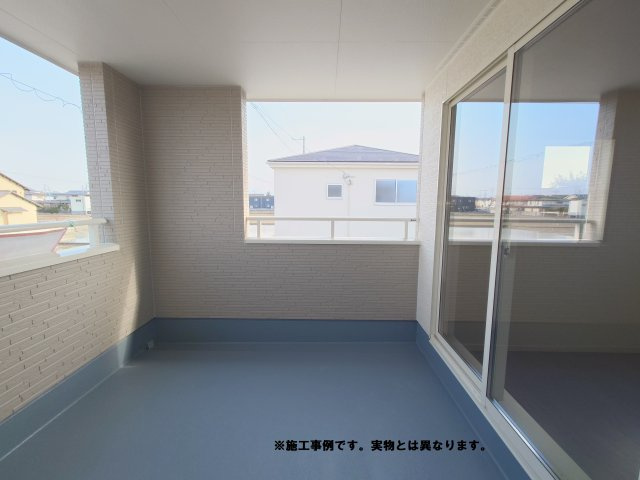 リーブルガーデン高松市三条町第二◇2026年度補助金７５万円対象の長期優良住宅です！のバルコニー|屋根と壁である程度囲われているため、洗濯物を干すだけではなく、子どもの水遊びやペットの遊び場、ガーデニング、ヨガや読書スペースなど、多目的に使える「ちょっと特別な場所」としても利用可能です。