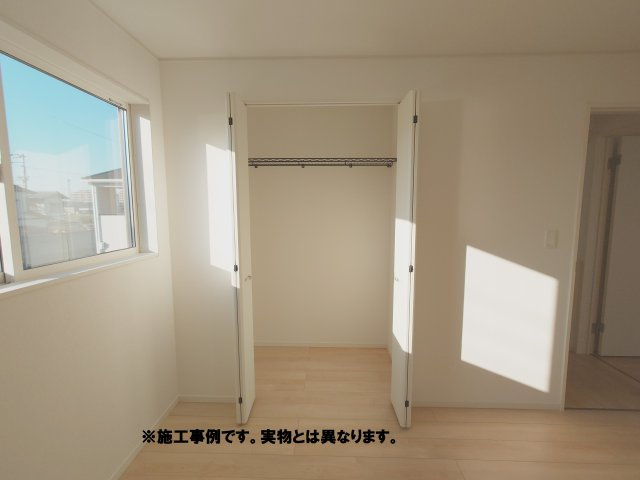 クレイドルガーデン坂出市川津町第１◇耐震等級３取得の地震に強いオール電化住宅です！の収納|２階洋室完成予想図
内部には収納棚などが設置されていて収納力が豊富で衣類以外のものも収納できます