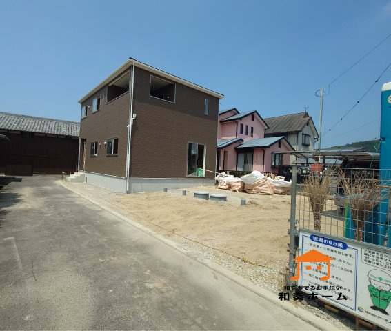 クレイドルガーデン坂出市川津町第１◇耐震等級３取得の地震に強いオール電化住宅です！の前面道路含む現地写真|１号棟
重厚感が出て家全体が引き締まり、汚れが目立ちにくく、周囲の景観にも調和しやすい外壁のお家です