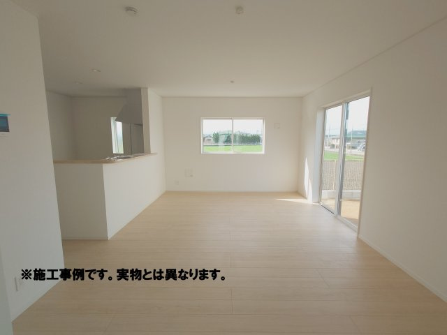 クレイドルガーデン坂出市川津町第１◇耐震等級３取得の地震に強いオール電化住宅です！の居間・リビング|完成予想図
家事をしながら子どもを見守れたり、テレビを見ながら家族全員で同じ場所に居られるます。