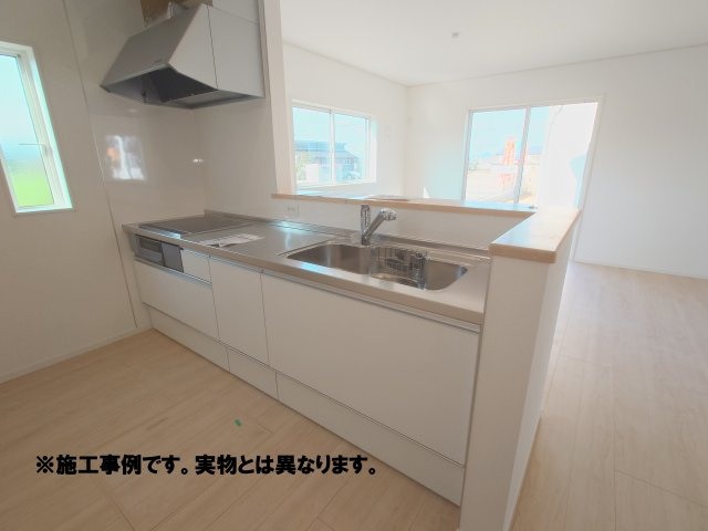 クレイドルガーデン坂出市川津町第１◇耐震等級３取得の地震に強いオール電化住宅です！のキッチン|完成予想図
調理や洗い物をしながら家族と目線を合わせて話せる人気の対面式キッチンです。