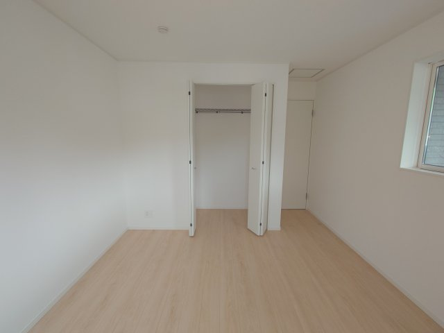 クレイドルガーデン宇多津町第４◇耐震等級３取得の地震に強いオール電化住宅です！の洋室|２階洋室：内部には収納棚などが設置されていて収納力が豊富で、衣類以外の大きなものも収納できます(^^♪
