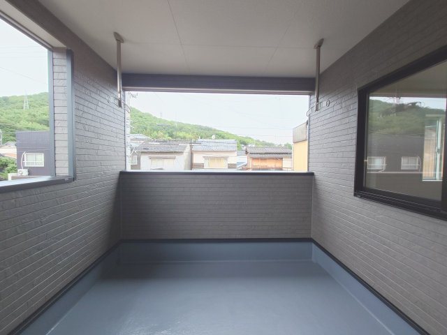 クレイドルガーデン宇多津町第４◇耐震等級３取得の地震に強いオール電化住宅です！のバルコニー|バルコニー
天候に左右されず使用できるインナーバルコニー付きです。雨の日でも洗濯物を干すことができます。天気の良い日は強い日差しを避けられるの紫外線アレルギーの方にも安心です。