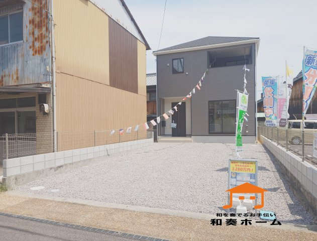 クレイドルガーデン宇多津町第４◇耐震等級３取得の地震に強いオール電化住宅です！の前面道路含む現地写真|外観
入居者以外の出入りが少ないので駐車が苦手な方にも安心です。家族の複数台所有や来客用駐車や将来的な車の増台にも対応しやすいです。