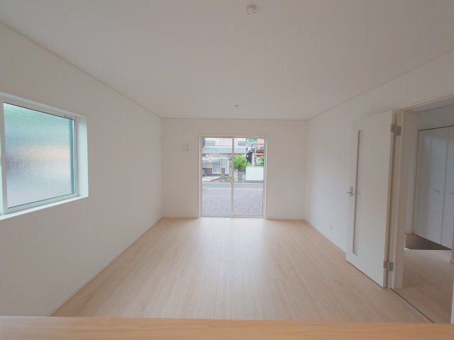 クレイドルガーデン宇多津町第４◇耐震等級３取得の地震に強いオール電化住宅です！の居間・リビング|居住空間のメインである１６．０帖の広いリビングは家族がゆとりをもって快適な時間を過ごせます。また、家族構成やライフスタイルの変化にも柔軟に対応できます。※施工事例です。実物とは異なります。