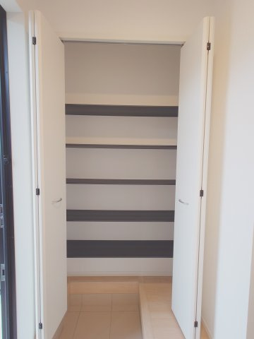 クレイドルガーデン宇多津町第４◇耐震等級３取得の地震に強いオール電化住宅です！の収納|玄関収納：玄関をすっきりと保ち、靴や屋外で使用する様々なものを効率的に収納できる収納力豊富なのシューズクロークがあれば、靴を玄関に置きっぱなしにする必要がなくなります！