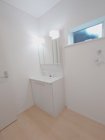 クレイドルガーデン宇多津町第４◇耐震等級３取得の地震に強いオール電化住宅です！の洗面所|日々の身支度を効率化し、洗面台を清潔に保ちやすいなどのメリットがあるシャワー付き洗面台です。ホースを伸ばせるため、小さなお子様も自分で手が洗いやすく便利です（＾＾♪