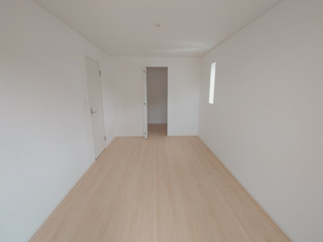 クレイドルガーデン宇多津町第４◇耐震等級３取得の地震に強いオール電化住宅です！の寝室|２階主寝室：大型の家具を設置しても圧迫感が生まれにくく、空間に余白を持たせた自由度の高いコーディネートができる２階主寝室です。