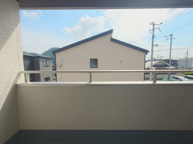 リーブルガーデン丸亀市川西町南　３号棟のバルコニー|バルコニー
雨風をある程度防ぎつつ外の開放感を楽しめる半屋外空間として、洗濯物干し・趣味スペース・ペットスペースなど多目的に使え、外からの視線も抑えやすいです。